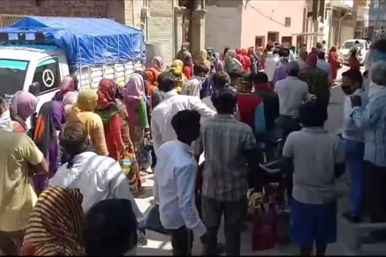 Hundreds of people gathered at the ration shop in Sirsa during lockdown