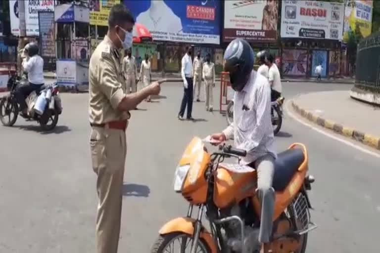 Police headquarters ordered the police not wear a hat in jamshedpur