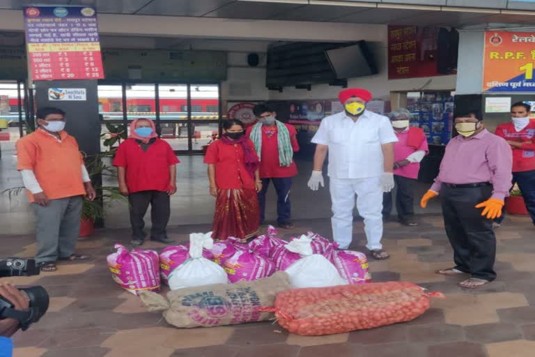 MLA provided food materials to coolies