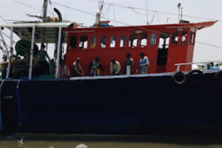 fishing boat was caught in violation of lock down  ലോക് ഡൗൺ  ലോക് ഡൗൺ ലംഘിച്ച് മത്സ്യ ബന്ധനം; രണ്ട് ബോട്ടുകൾ പിടികൂടി