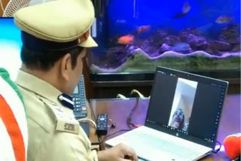 Kerala police makes  video call with those in home quarantine