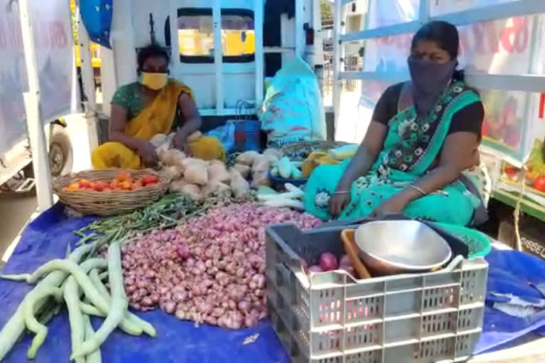 நடமாடும் காய்கறி விற்பனை நிலையங்களுக்கு பொதுமக்கள் வரவேற்பு