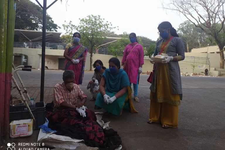 ಪೌರಕಾರ್ಮಿಕರಿಗೆ ಹ್ಯಾಂಡ್​ಗ್ಲೋಸ್ ನೀಡಿದ ಸಂಘ ಸಂಸ್ಥೆಗಳು