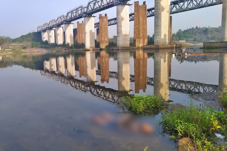 The body floating in the Barakar River, the migrant labourer?