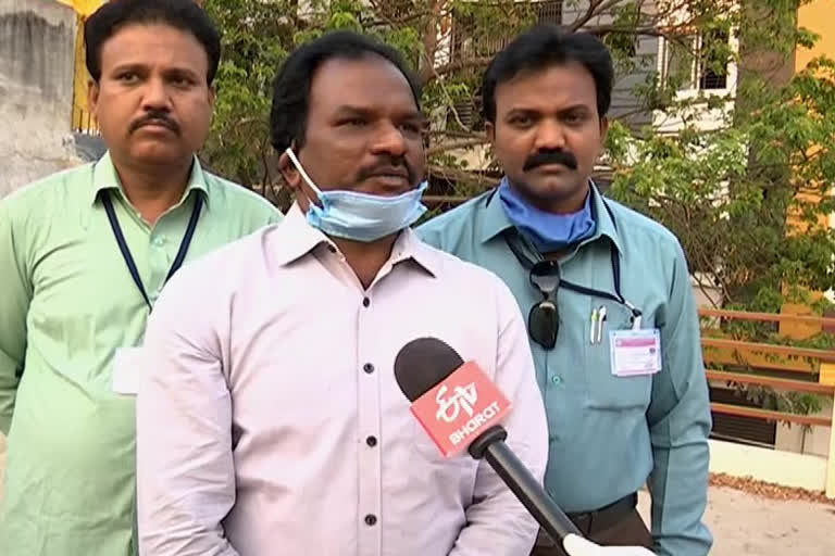 Sachivalaya employee association condemn attack on employee in Nellore