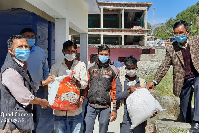 Amid lockdown migrant workers return to villages in Uttarakhand