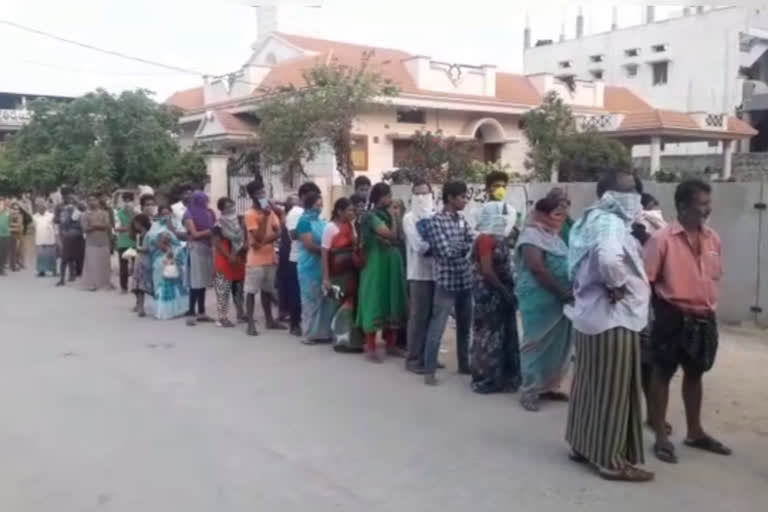 people que in ration shops at adhoni in karnool