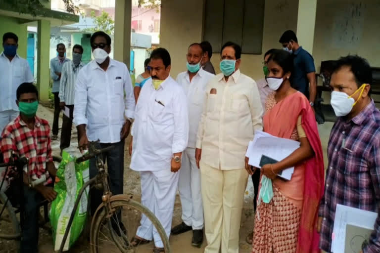 minister ajay started free rice distribution in tallada khammam district