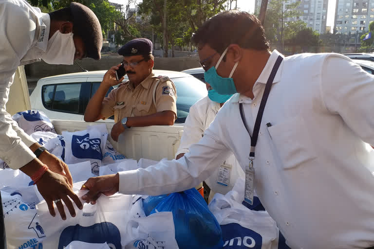 Corona virus and lockdown: Service of Navsari SBI employees, Distribution of 250 ration kits