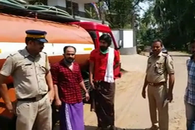 എടക്കരയില്‍ കക്കൂസ് മാലിന്യം  two were arrested in dumping toilet waste at stream  കക്കൂസ് മാലിന്യം തള്ളിയ പ്രതികൾ അറസ്റ്റില്‍