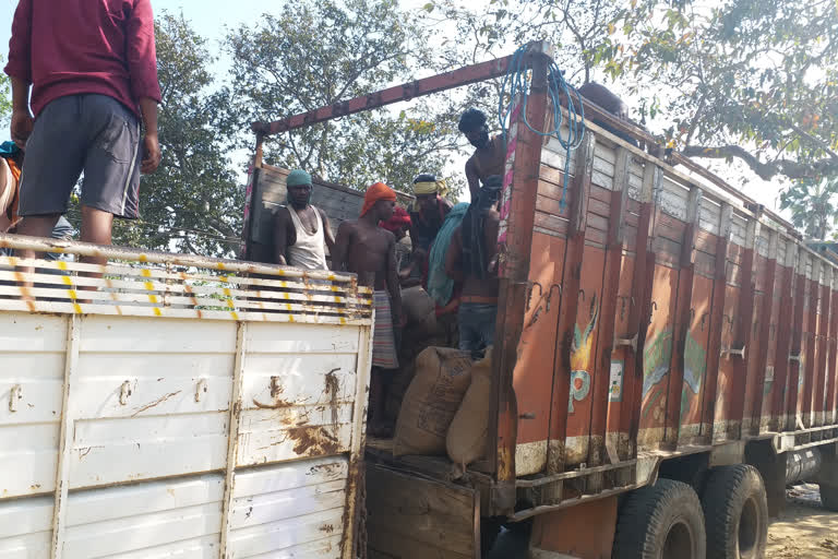 खाद्य सामाग्री लोड कर रहे मजदूर