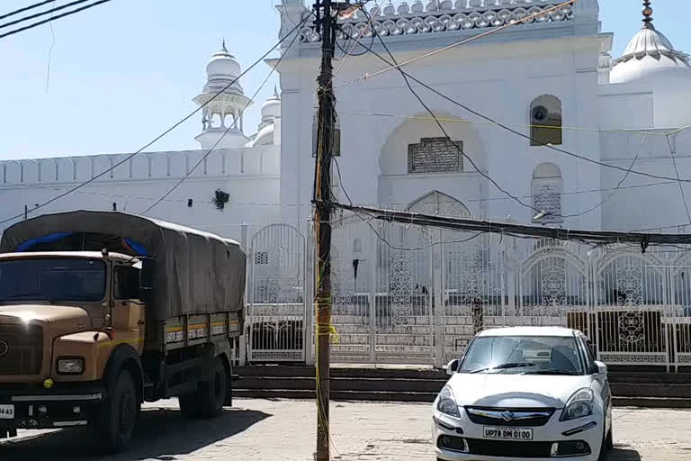علی گڑھ کی تاریخی مسجد مصلیان سے خالی