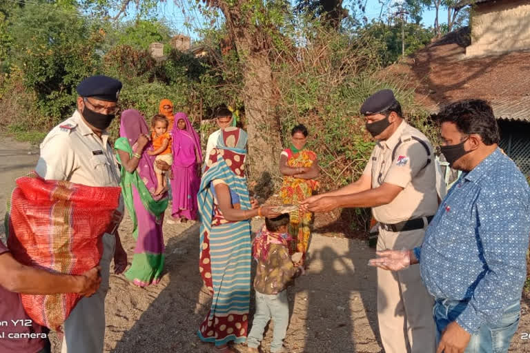 Railway police and civil police distributed food to the poor