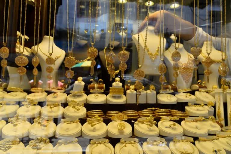 Gold futures rise Rs 448 to Rs 43,688 per 10 gm