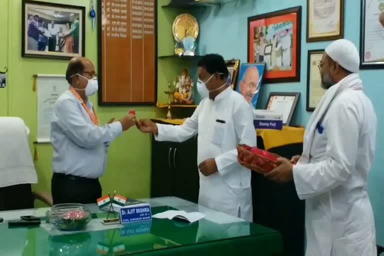 Former minister Chaudhary Rakesh Singh honored the doctor at Bhind District Hospital