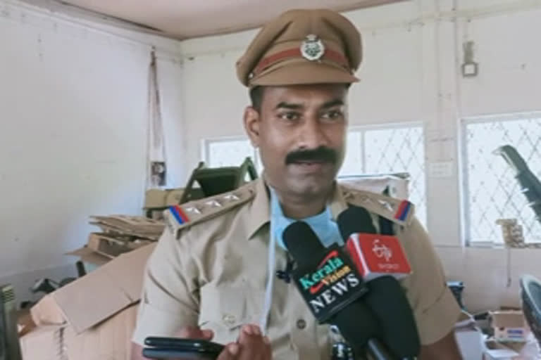 edakara police  bike seized  lockdown  വാഹനങ്ങൾ എടക്കര പൊലീസ് പിടിച്ചെടുത്തു  മോട്ടോർ വാഹന വകുപ്പ്  റേഷൻ കട  സുരക്ഷ ഒരുക്കുന്നു