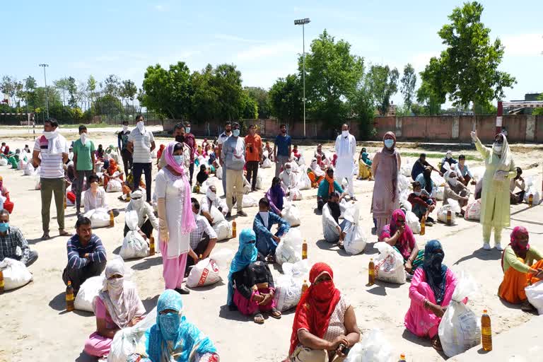 Social organization distributed ration to poor people during lockdown in Panipat