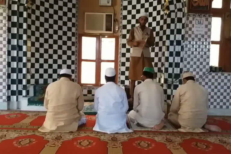 محض چند لوگوں نے ہی جمعہ کی نماز ادا کی