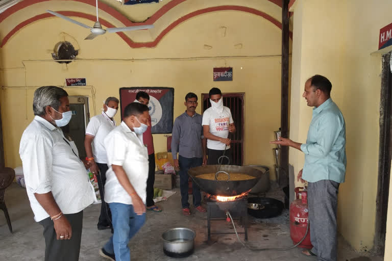 GRP police is distributing food,  food packet distribution by GRP, रेलवे पुलिसकर्मी बांट रहें खाना