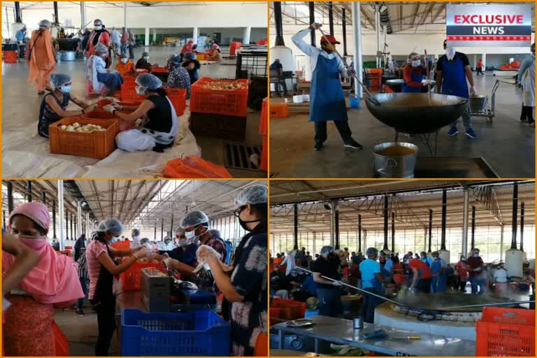 जरुरतमंदों को खाना दे रहा राधास्वामी ब्यास, Radhaswami Byas giving food to the needy