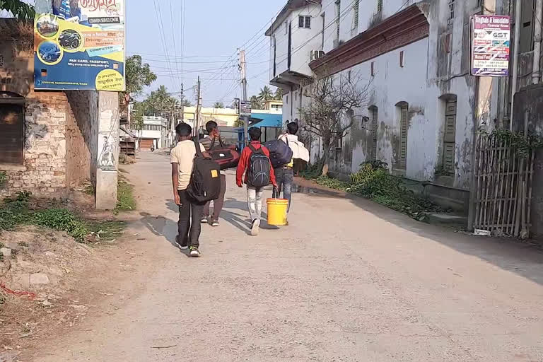 Villagers are afraid of migrant labours in harishchandrapur, malda