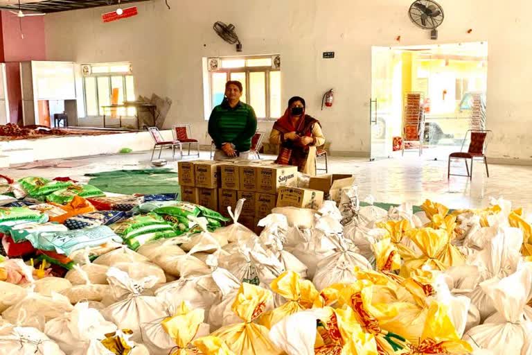 mla rita dhiman gives ration to needy in indoora