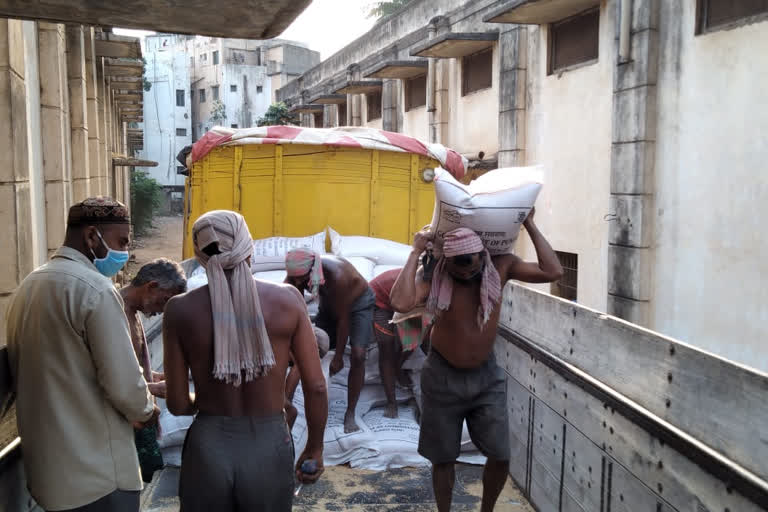 distrubutionWorkers have shipped wheat in a single day