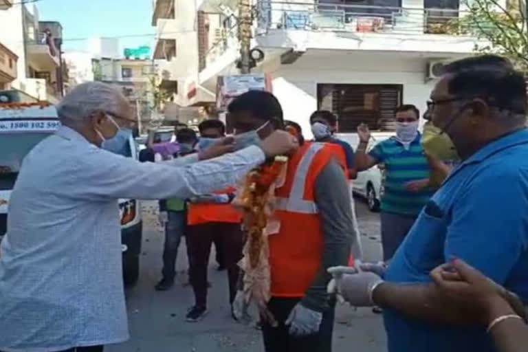 residents of gurugram showered flowers on the cleaning staff