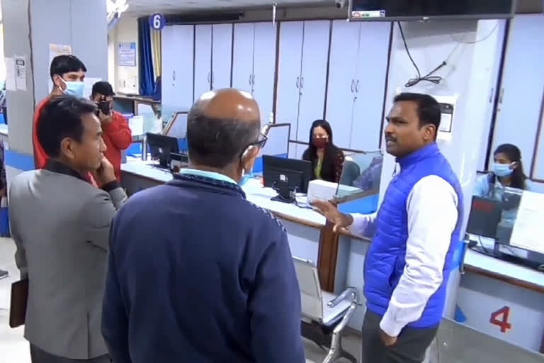 SBI  Bank working hours  Dr Vijay Kumar Jogdande  Coronavirus in India  Social distancing  Pithoragarh  Uttarakhand  Banks in Uttarakhand will be operational  உத்தரகாண்டில் வங்கிகள் இயங்கும்!  கரோனா பாதிப்பு, வங்கிகள் முடக்கம்