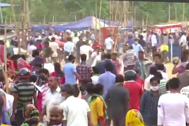 People defy social distancing norms at market in Bhubaneswar