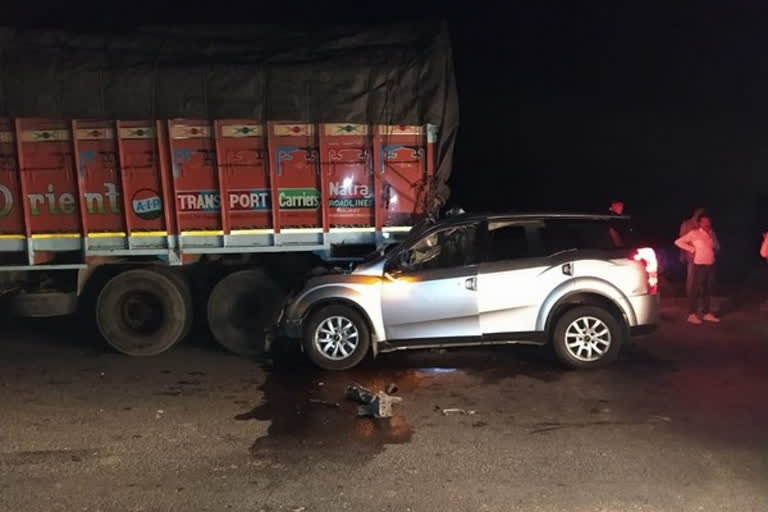 car-truck collision i  car-truck collision in Gujarat  Gujarat  5 killed, 1 injured in car-truck collision  ഗുജറാത്ത്  ഗുജറാത്തില്‍ കാറും ട്രക്കും കൂട്ടിയിടിച്ച് അഞ്ചു പേര്‍ മരിച്ചു