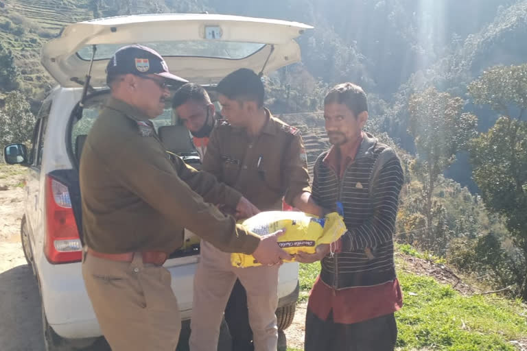 dhanaulti police help people.