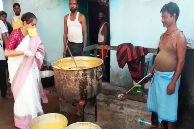 Jharia MLA cooking for the needy in dhanbad