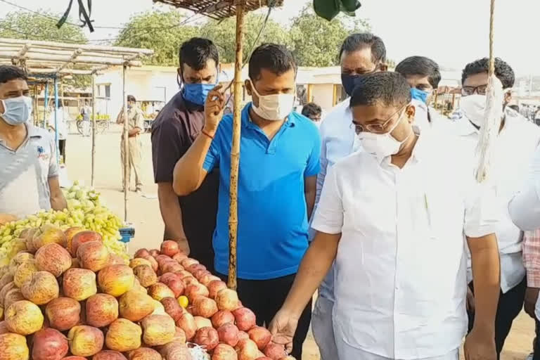 ప్రతి ఒక్కరూ సామాజిక దూరాన్ని పాటించాలి