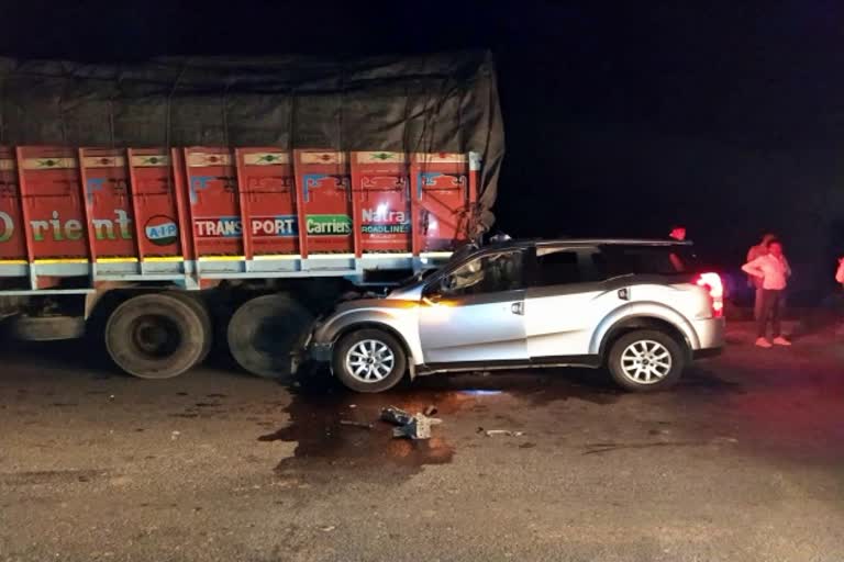 collision between truck and car in Gujarat
