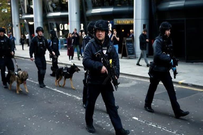 france stabbing  france stabbing lockdown  france knife attack  france tobaco shop stabbing  ആയുധധാരിയുടെ കുത്തേറ്റ് രണ്ട് പേർ മരിച്ചു  ദക്ഷിണ ഫ്രാൻസ്  ലിയോൺ ഫ്രാൻസ്  ലോക് ഡൗൺ ഫ്രാൻസ്  ആയുധധാരിയുടെ കുത്തേറ്റ് മരിച്ചു