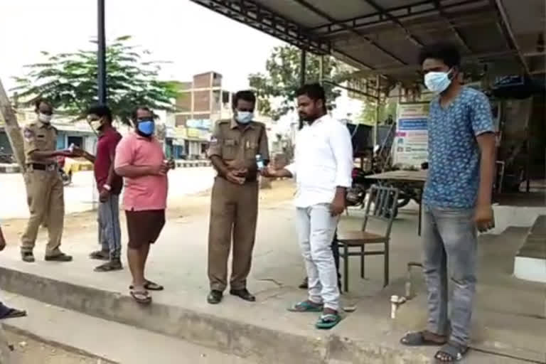 sanitizer bottles distribution to the police by save global farmers members at nizamabad due to corona effect