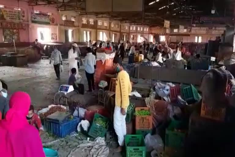 social distancing failure in latur people make crowd at market