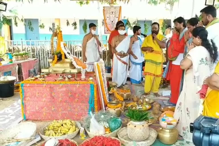 MP Chandrasekhar Rao's couple doing anti-coronation in Cheepurupalli