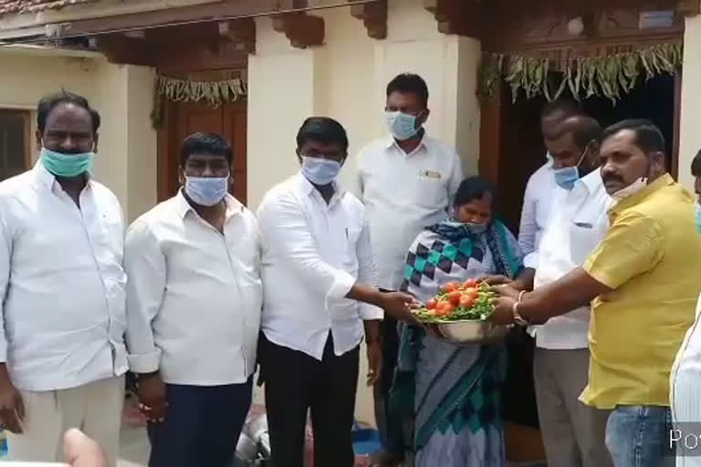 12 verities of vegetables distribution by village panchayathi members at sangareddy