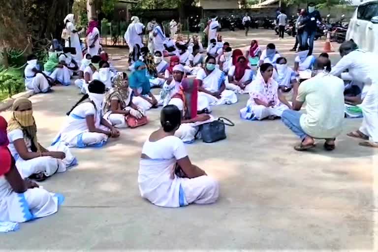 asha workers protest at collector office in nirmal