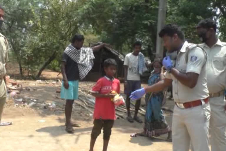 jajpur road police food distribute in slum area