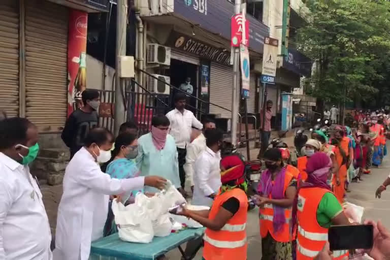 ex-mla-chintala-ramachandar-reddy-distributed-food-packets-to-the-ghmc-workers-in-hyderabad