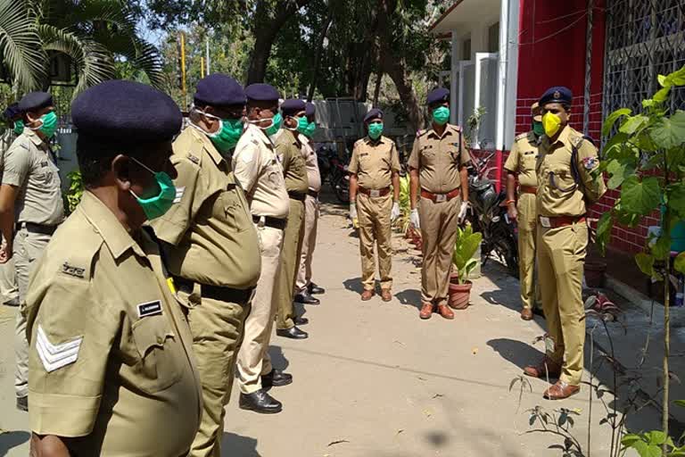 UP Police  Lockdown violators  Muzaffarnagar  Uttar Pradesh  Doorstep FIR  police deliver FIRs at doorsteps  தடையை மீறினால் வீடு தேடி எஃப்.ஐ.ஆர். வரும்  த்தரப் பிரதேச காவல்துறை  கரோனா பாதிப்பு