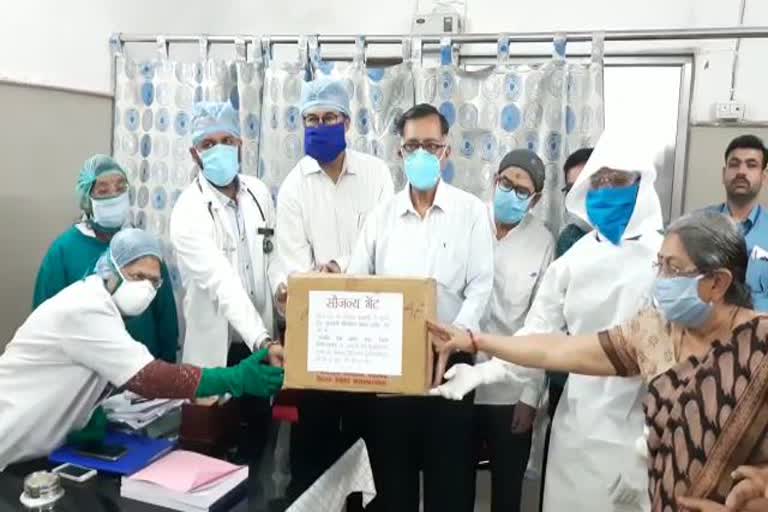 gujarati-society-people-gave-ppe-kit-to-doctors-in-damoh