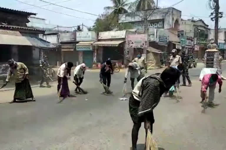 చెప్తే వినకుంటే.. ఇలా రోడ్లు ఊడిపిస్తారు మరీ!