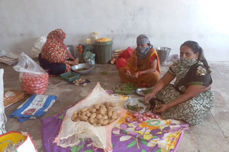 Bahadarpur Panchayat in Burhanpur started public kitchen