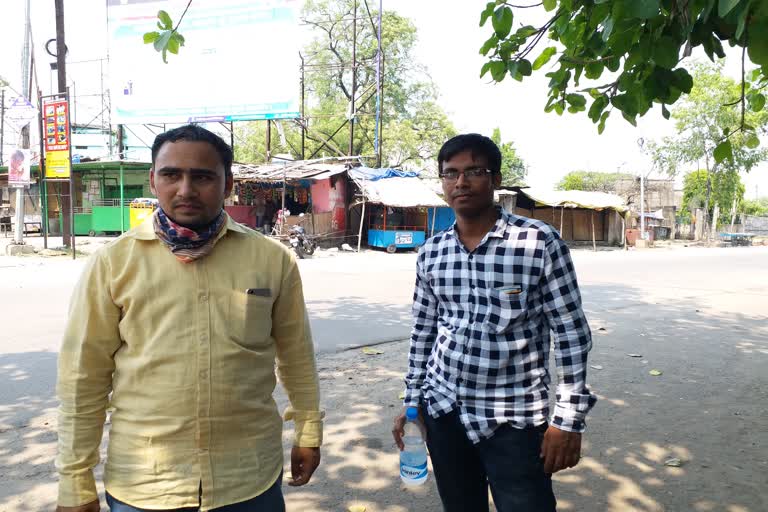 sambalpur-two-friends-are-food-supply-street-animals-at-their-own-expense