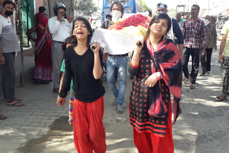 daughter performed last rites to the bier of father