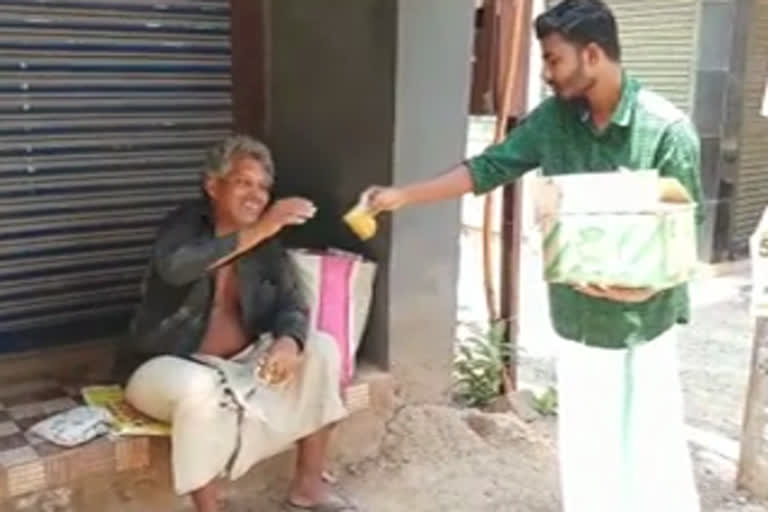 block-committee-volunteers  food-distribution  angadipuram  അങ്ങാടിപ്പുറം ബ്ലോക്ക് കമ്മിറ്റി പ്രവർത്തകർ  ല്ലോക് ഡൗൺ